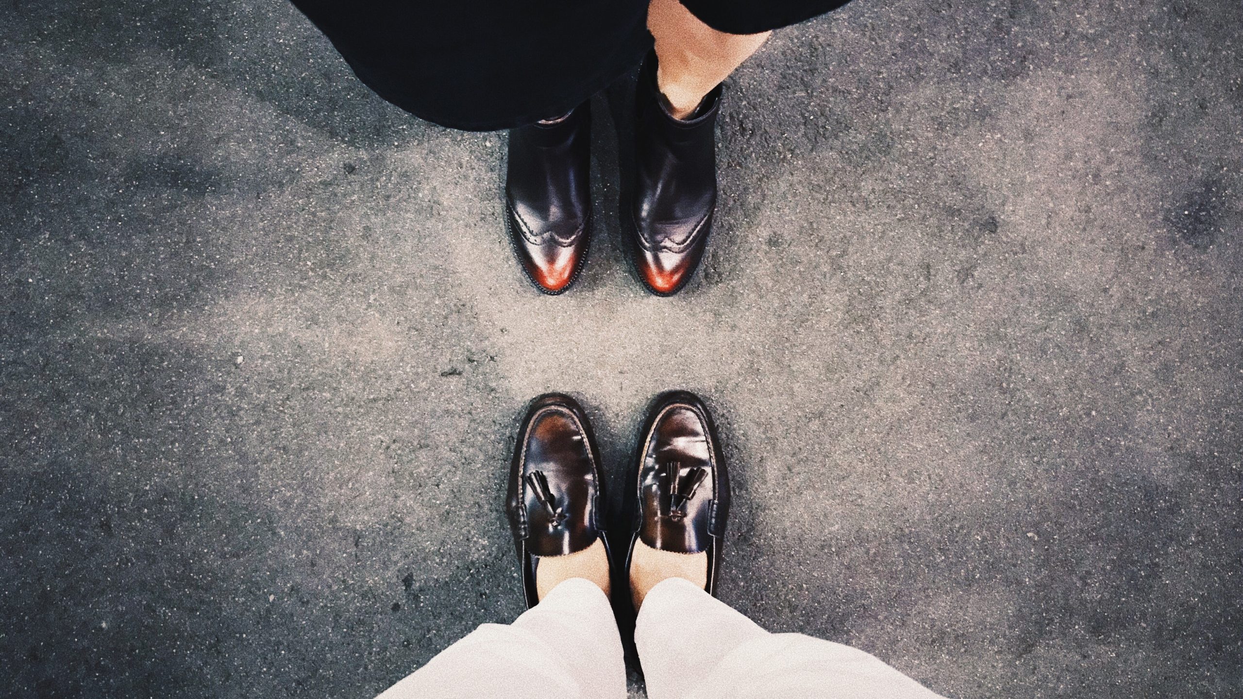 Двое пара брюк. Красивые мужские туфли на ногах. Пара ног в туфлях. Двое туфель. Две пары ботинок.